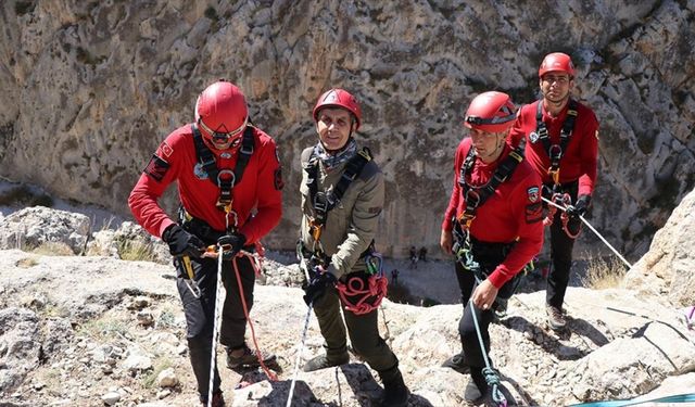 Dağcılık tutkunu Niğde Valisi Cahit Çelik 20 yıldır zirvelere tırmanıyor