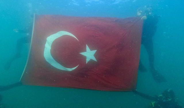 Dalgıçlar Van Gölü'nde Türk bayrağı açtı