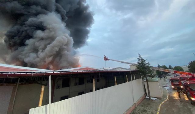 Uşak'ta tekstil fabrikasında çıkan yangına ekiplerce müdahale ediliyor