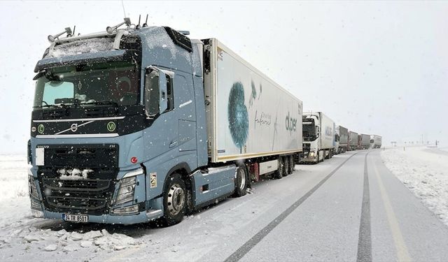 Ardahan'daki Aşık Şenlik Tüneli'nde yoğun kar yüzünden ulaşım kontrollü sağlanabiliyor