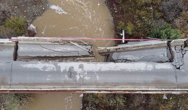Balıkesir'de şiddetli yağış sonucu kısmen çöken köprüdeki hasar dronla görüntülendi