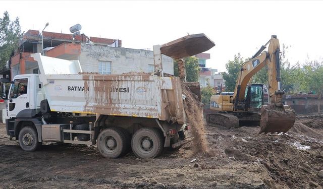 Batman'da 1654 kişilik "vefa ekibi" ile selin ev ve iş yerlerindeki izleri siliniyor