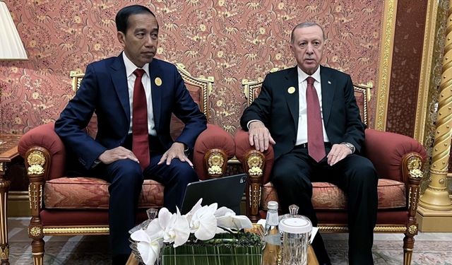 Cumhurbaşkanı Erdoğan, İİT zirvesinde liderlerle görüştü