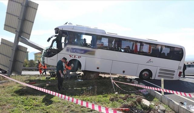 Denizli'de turistleri taşıyan otobüsle otomobilin çarpıştığı kazada ölü sayısı 3'e çıktı