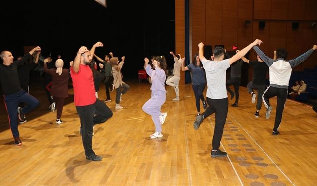 Diyarbakır'da öğretmenlerden oluşan ekip 7 bölgenin halk oyunlarını sergileyecek