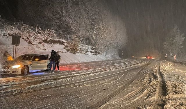 Kütahya'da kar yağışı ulaşımı olumsuz etkiledi