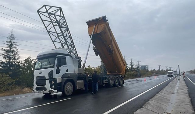 Malatya'da dorsesi açık kalan kamyon trafik bilgilendirme panosunu yerinden söktü