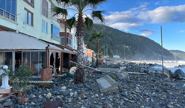 Sinop'ta denizin taşması sonucu sokaklar su altında kaldı