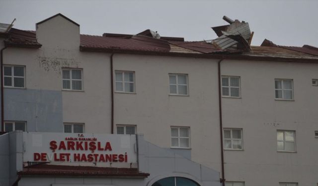 Sivas'ta fırtına nedeniyle 78 binada hasar oluştu, 1 kişi yaralandı