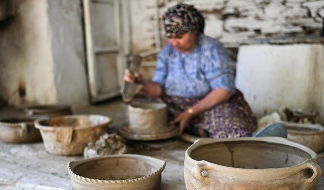 Volkanik kayalar kadınların elinde çömleğe dönüşüyor