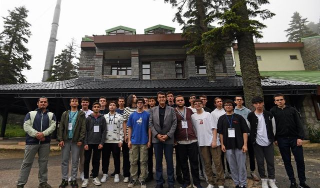 Bursa Osmangazi Belediyesi gençleri zirvede motive ediyor