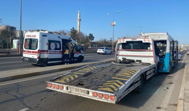 Diyarbakır'da çekicinin yolcu minibüsüne çarpması sonucu 10 kişi yaralandı