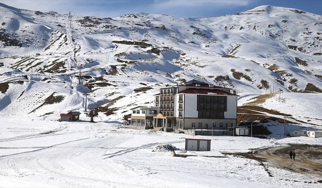 Hakkari'deki kayak merkezi sezon için gün sayıyor