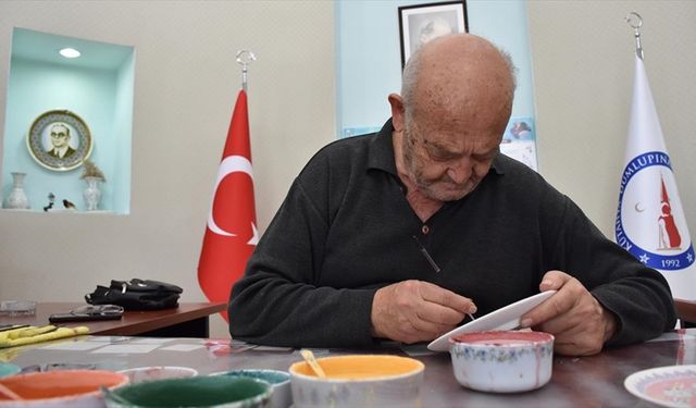 Kütahyalı "yaşayan insan hazinesi" çiniciliğe meraklı gençlere eğitim veriyor