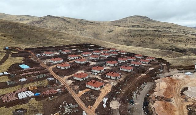 Malatya'nın Akçadağ ilçesinde köy tipi afet evlerinin inşası sürüyor