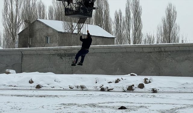 Ağrı'da donan nehirden geçerken kırılan buz tabakasında sıkışan köpek kurtarıldı