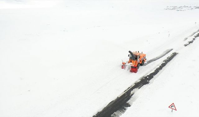 Ağrı'da ekipler yolları açık tutmak için 2 bin rakımda karla mücadele ediyor