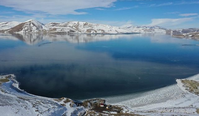 Ağrı'da yüzeyi buzla kaplanan Balık Gölü doğa tutkunlarını bekliyor