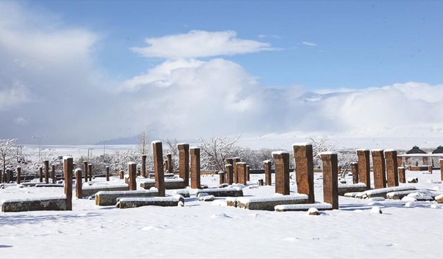 Ahlat'taki Selçuklu Meydan Mezarlığı karla kaplandı