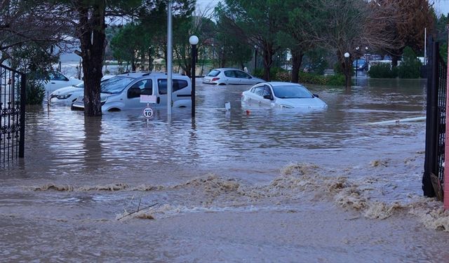 Ayvalık'ta sağanak su baskınlarına neden oldu midibüste mahsur kalan vatandaşlar kurtarıldı