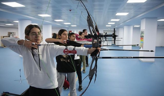 Elazığ'da sporcular Mete Gazoz gibi şampiyon olmanın hedefiyle yay çekiyor