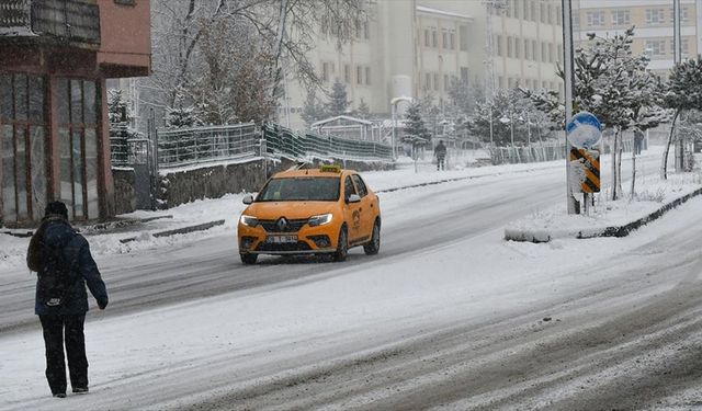 Erzurum, Ardahan ve Kars'ta kar yağışı etkisini sürdürüyor