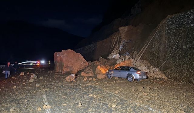 Heyelan nedeniyle ulaşımda aksama yaşanan Zonguldak-Ankara kara yolundaki çalışma sürüyor