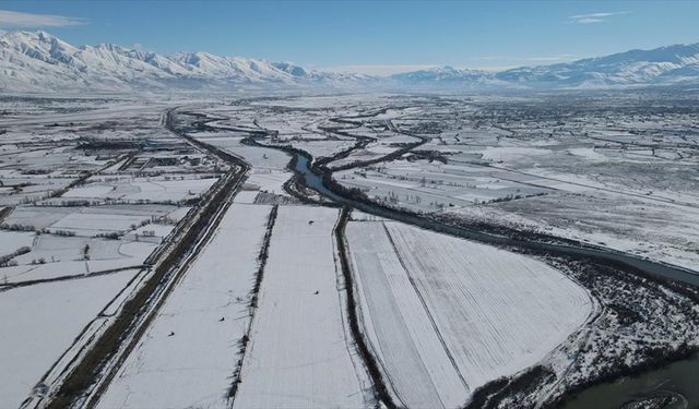 Karasu Nehri'nin oluşturduğu mendereslerin çevresi karla kaplandı