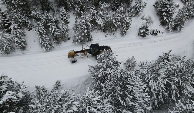 Kastamonu'da ekiplerin zorlu kar mücadelesi sürüyor