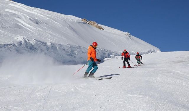 Kayak tutkunları, Hakkari'de 2 bin 800 rakımda kayak keyfi yaşıyor