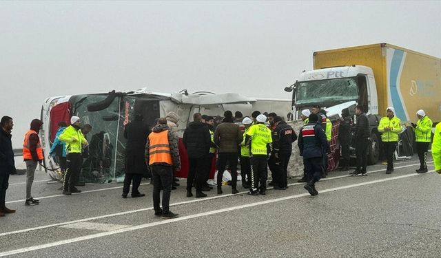 Malatya'da yolcu otobüsünün devrilmesi sonucu 4 kişi öldü, 36 kişi yaralandı