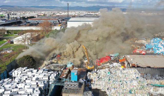 Manisa'da geri dönüşüm tesisinde çıkan yangın söndürüldü