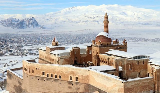 Sömestirde kültür yolculuğuna çıkanların Doğu'daki durağı İshak Paşa Sarayı