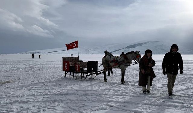 Yüzeyinin büyük bölümü donan Çıldır Gölü'nde hafta sonu yoğunluğu