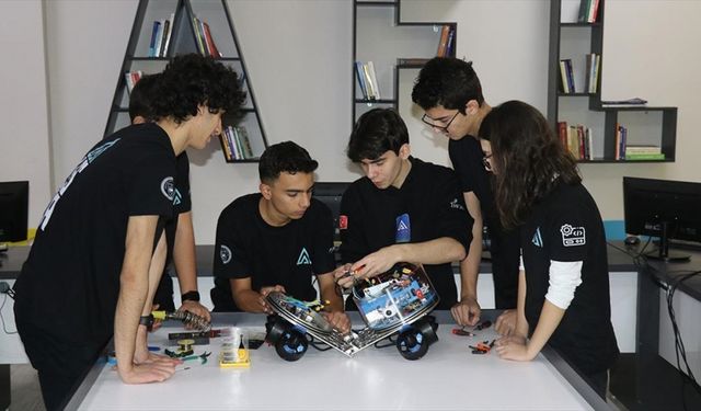 Adanalı öğrenciler otonom su altı aracı "ALESTA" ile Singapur'da yarışacak