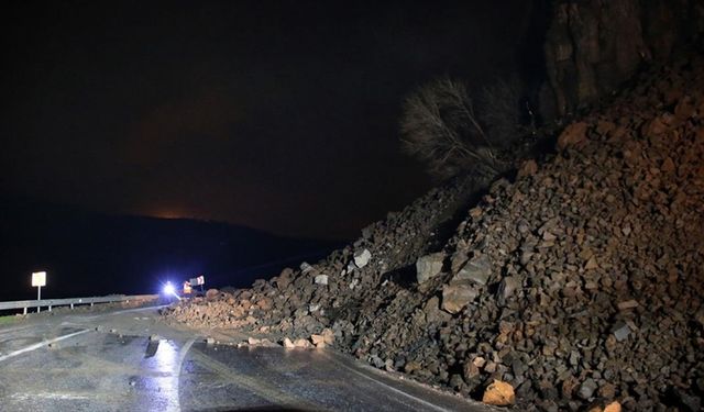 Bitlis-Baykan kara yolunda heyelan