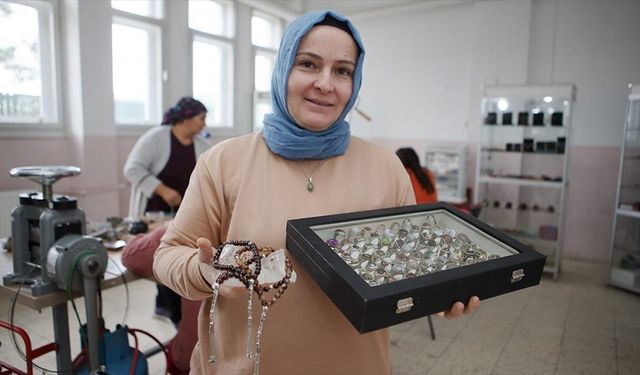 Çorum'da taş işlemeciliği eğitimi alan kadınlar takı ve süs eşyası üretiyor