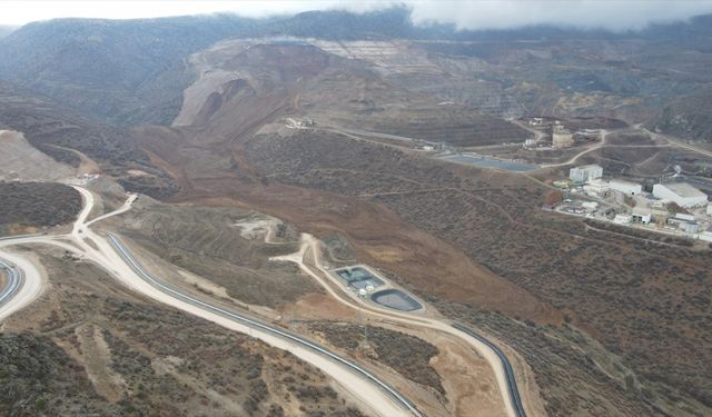 Erzincan'da toprak kaymasının yaşandığı maden ocağı bölgesi havadan görüntülendi