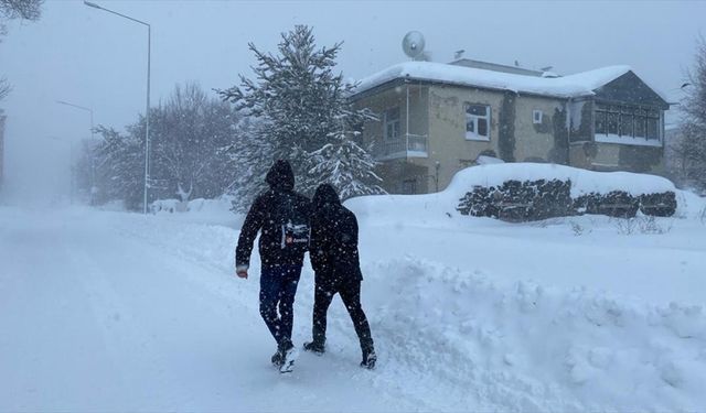 Kar kalınlığının 96 santimetre ölçüldüğü Ardahan merkezde araçlar kar altında kaldı