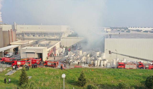 Manisa'da fabrikada çıkan yangına müdahale ediliyor