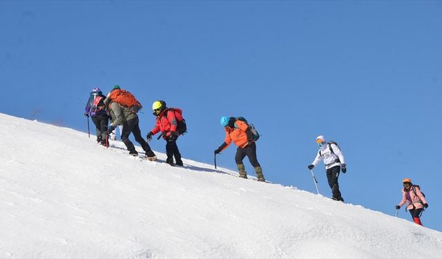 Muş'un karla kaplı dağlarında 88 dağcı eğitim görüyor