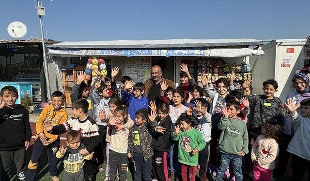 Osmaniye'de evi ve dükkanı yıkılan depremzede, konteyner kentin "bakkal amcası" oldu