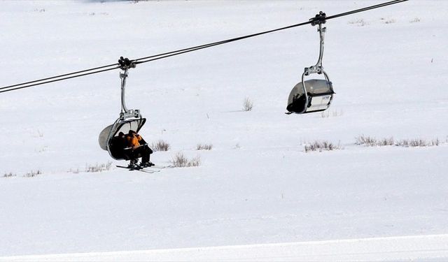 Yalnızçam Kayak Merkezi'nde hafta sonu yoğunluğu yaşandı