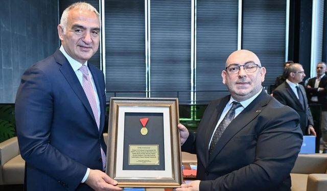 Aile büyüklerinden kalan İstiklal madalyasını Samsun müzesine bağışladı