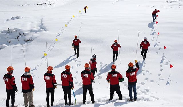 Bitlis'te gönüllülere karla kaplı arazide çığ eğitimi veriliyor
