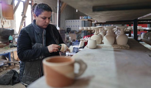 Çocukluk hayalini el sanatlarıyla ünlü ilçede üretime dönüştürdü