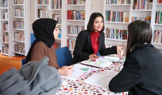 Diyarbakır'da kırsal mahallelerdeki kızlar gönüllü öğretmenlerin desteğiyle üniversite sınavına hazırlanıyor