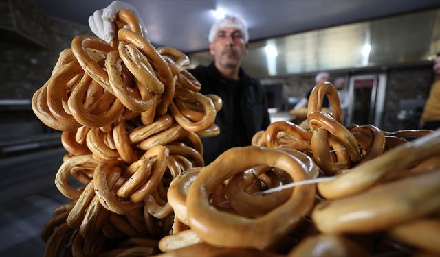 Düzce'deki fırıncılar, sahur ve iftar sofralarını süsleyen "ramazan simidi" mesaisinde