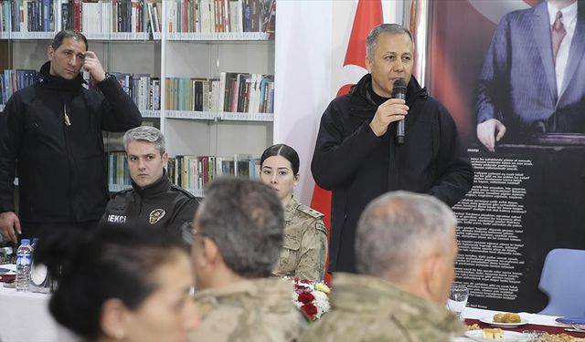 İçişleri Bakanı Yerlikaya, Hakkari'de güvenlik güçleriyle bir araya geldi