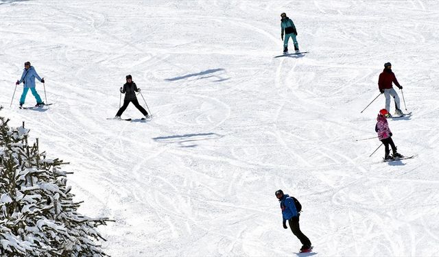 İranlı turistler nevruz tatilini Sarıkamış'ta kayak yaparak geçiriyor